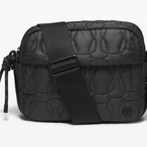 Lululemon quilted embrace, Black Crossbody Bag. 4L ***Rare item***